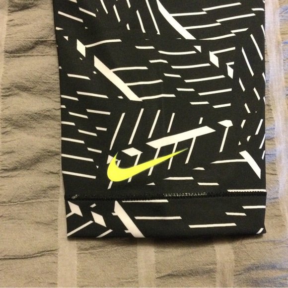 Nike Pro DriFit 19” crops leggings size medium - Picture 4 of 9